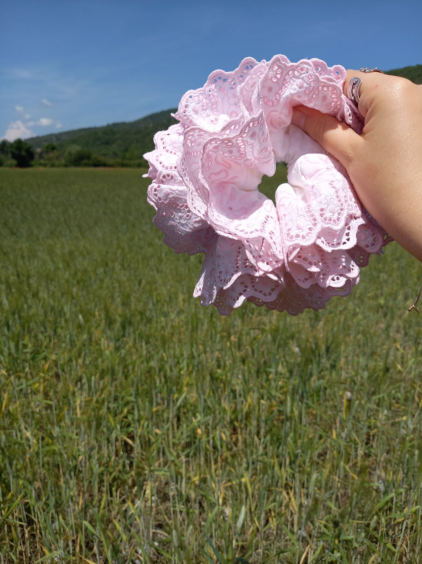 Chouchou XXL blanc broderie anglaise rose