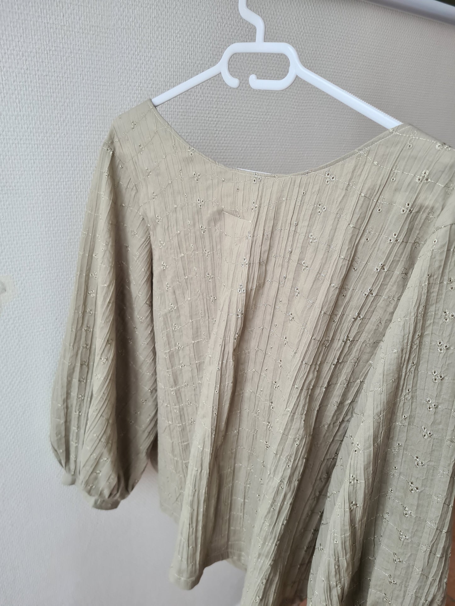 Blouse manches 3/4 broderie anglaise vert tilleul