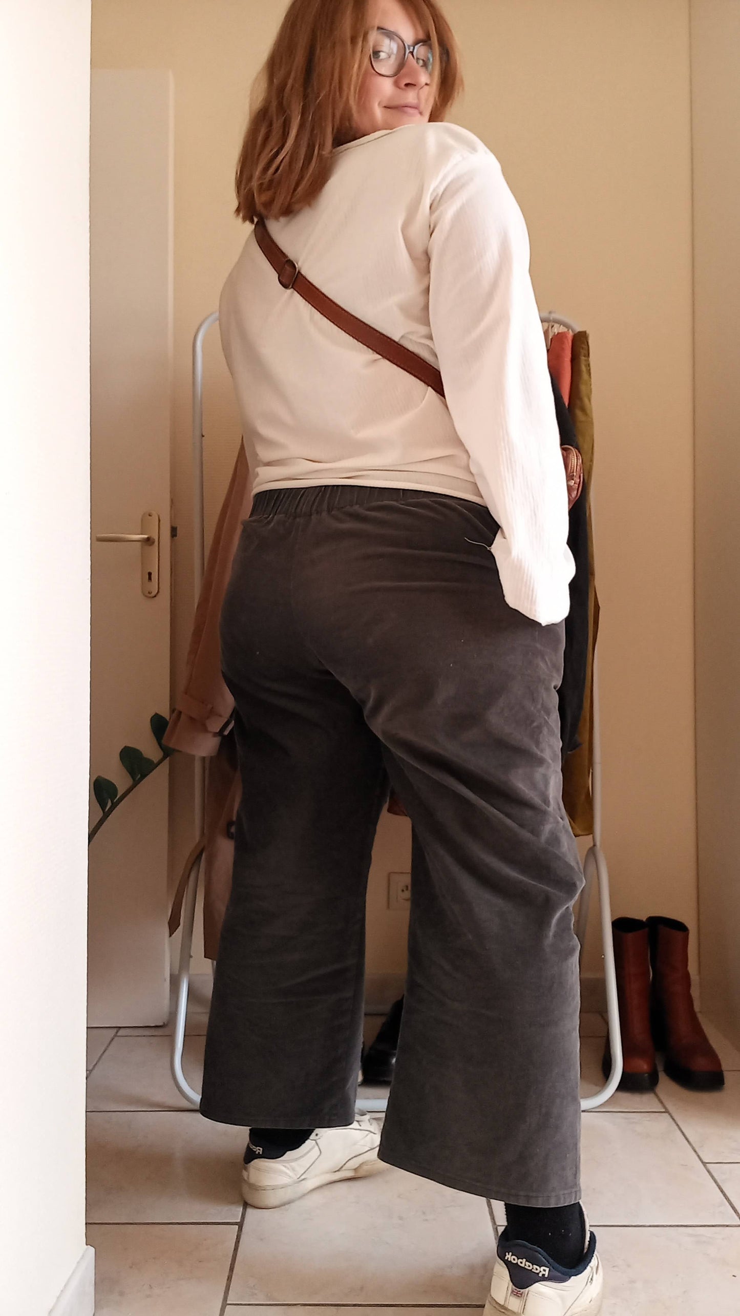 Pantalon en velours côté gris, coupe droite, poches latérales. Pantalon fait main en France, tissus fins de stock, écoresponsable et durable.
